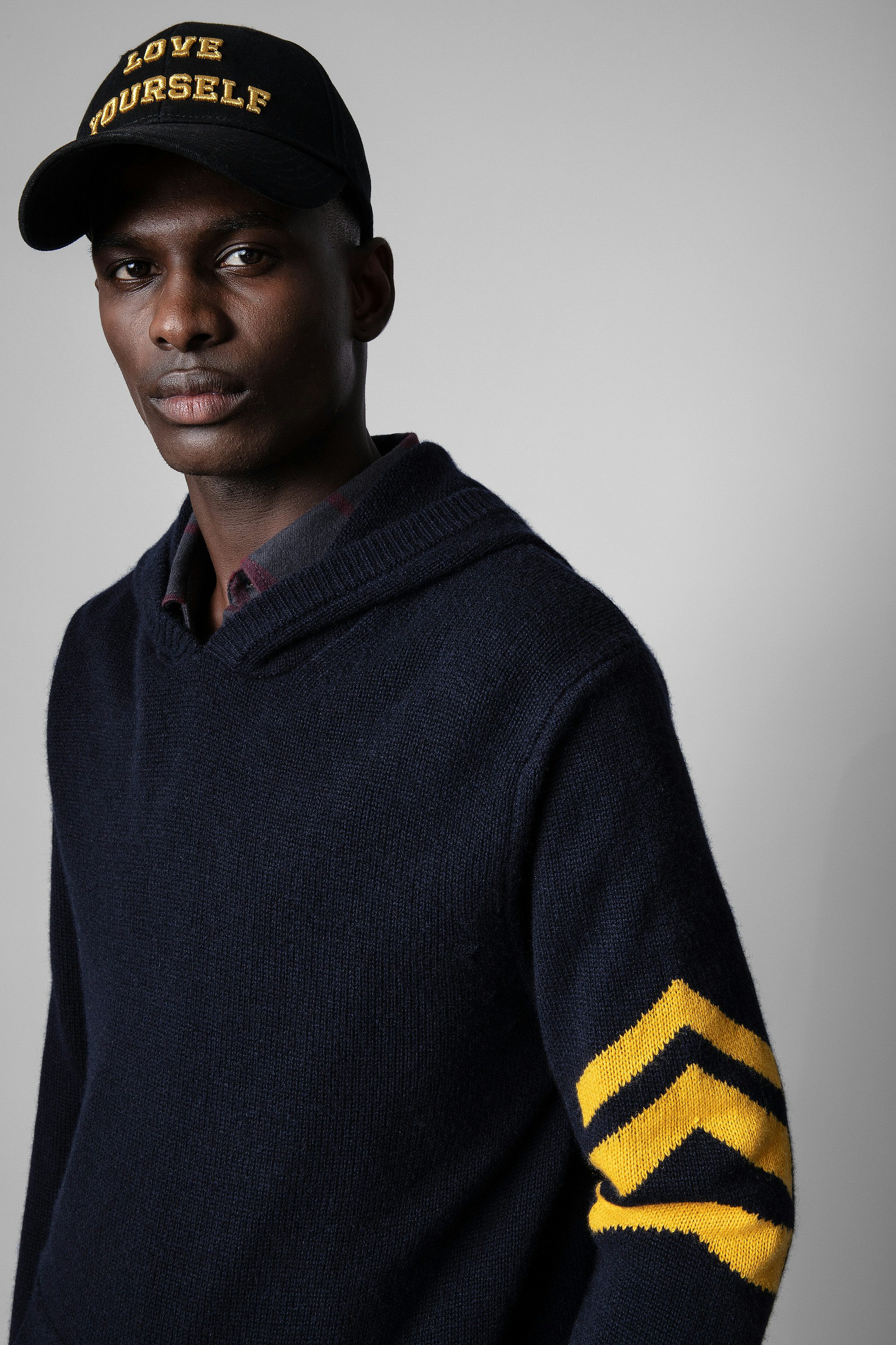 Clay Cashmere Sweater - Men's hoodie in navy blue cashmere adorned with arrows on the sleeves